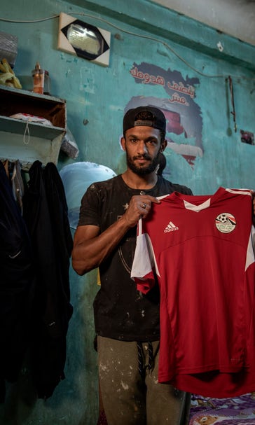 Pandemic turns Egyptian soccer player into a street vendor
